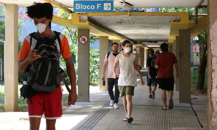 Após pandemia, calouros da USP se encontram no campus pela 1ª vez