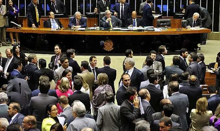 Câmara aprova texto-base do projeto que regulamenta terceirização