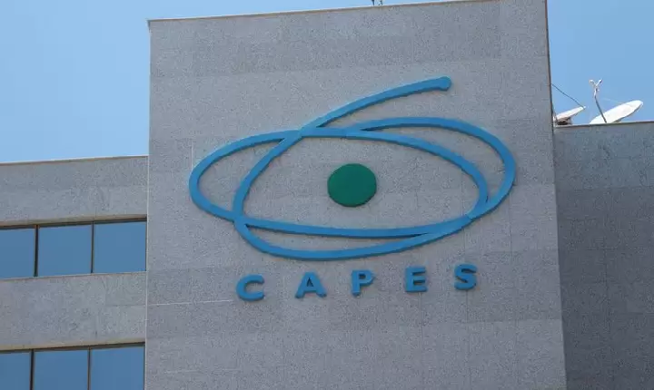 Capes oferece mais de 61 mil bolsas para formação de professores
