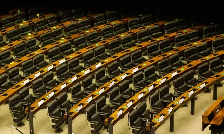 Cerca de 70 parlamentares trocaram de legenda na janela partidária