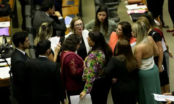 Comissão rejeita punição a partidos que não cumpriram cota mínima