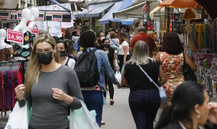 Confiança dos consumidores avança 3,8 pontos em abril, diz FGV