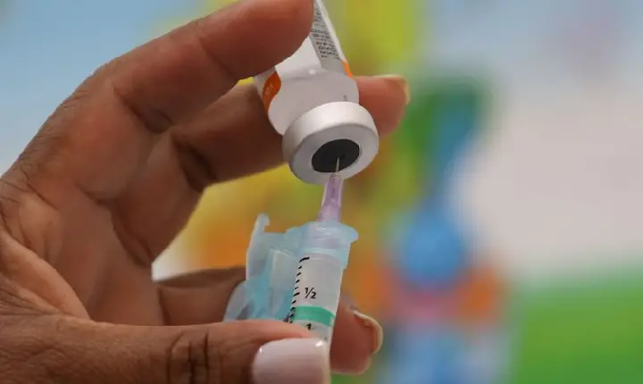 Covid-19: prefeito do Rio quer quarta dose para maiores de 60 anos