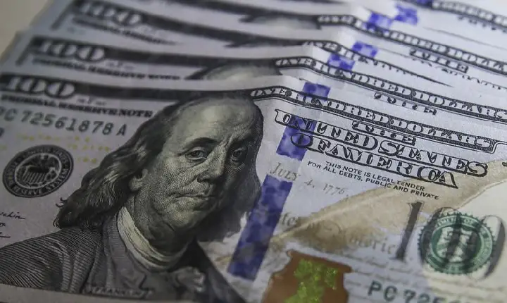 Dólar aproxima-se de R$ 4,90 e fecha no menor valor em nove meses