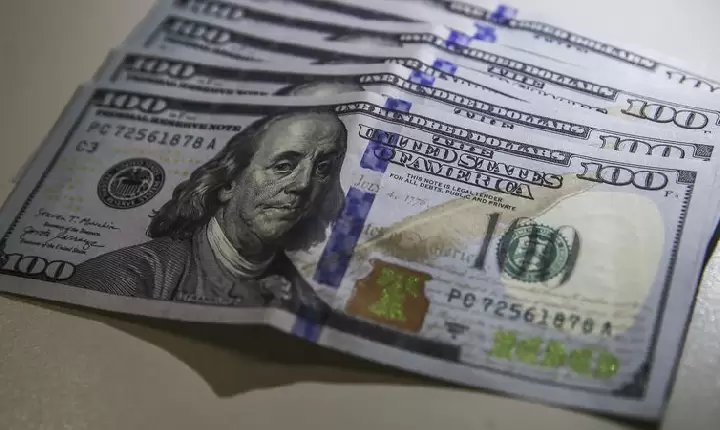 Dólar cai 2,14% e fecha abaixo de R$ 5 antes de redefinições de juros