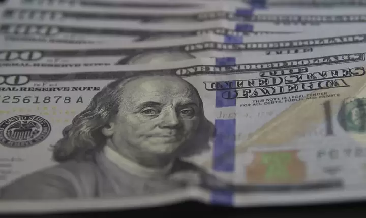Dólar cai e volta a se aproximar de R$ 4,60