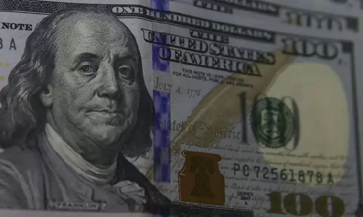 Dólar cai para R$ 4,84 e fecha no menor valor desde março de 2020