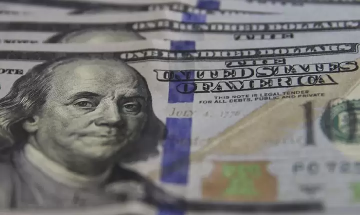 Dólar fecha abaixo de R$ 5 pela primeira vez desde junho de 2021