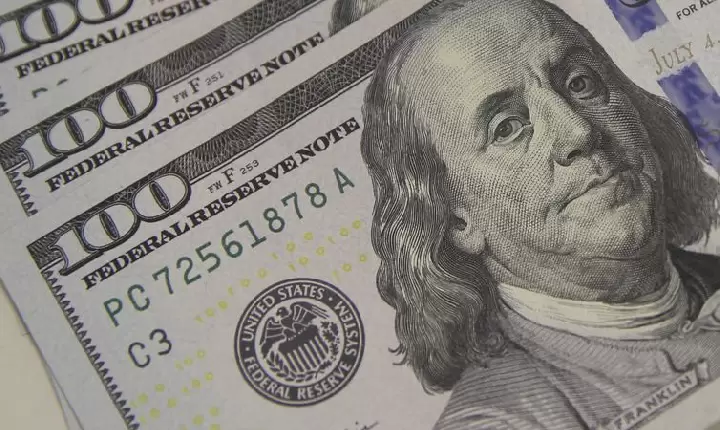Dólar sobe para R$ 4,87 e fecha no maior valor em um mês