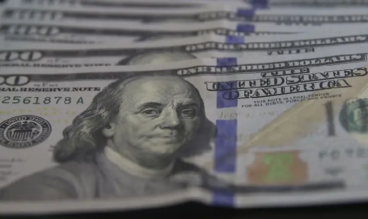 Dólar ultrapassa R$ 4,70 após divulgação de ata do Fed