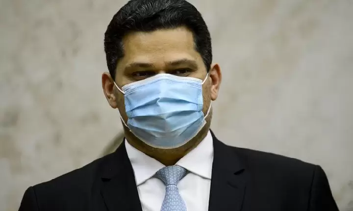 Ex-presidente do Senado é internado com fortes dores abdominais