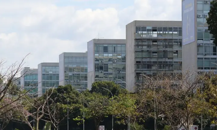 Governo substitui ministros que pretendem se candidatar nas eleições