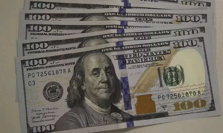 Influenciado pelo exterior, dólar fecha acima de R$ 5,07