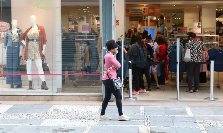 Intenção de consumo das famílias cresce pelo terceiro mês, diz CNC