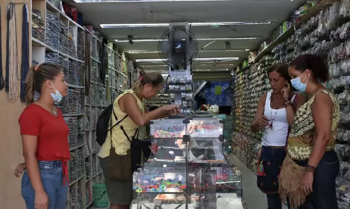 Máscaras deveriam ser mantidas em ambientes fechados, diz especialista