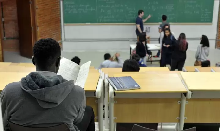 Meninas melhoram desempenho em matemática e se igualam a meninos