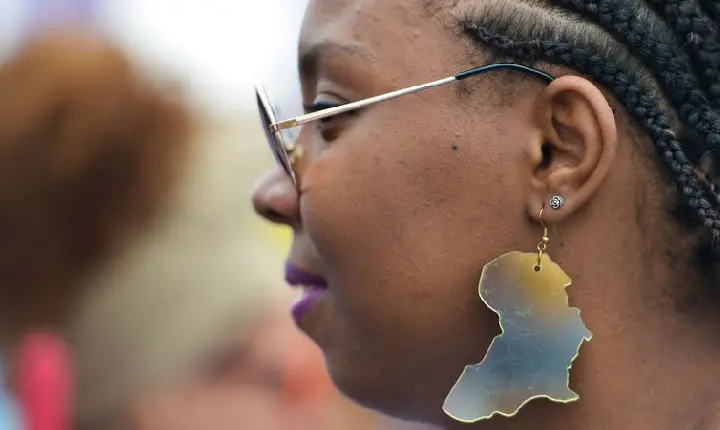 Negros e mulheres chefes de família são maiores vítimas da pandemia