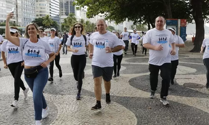 No Rio, caminhada no Leme dá largada a projeto de incentivo à saúde