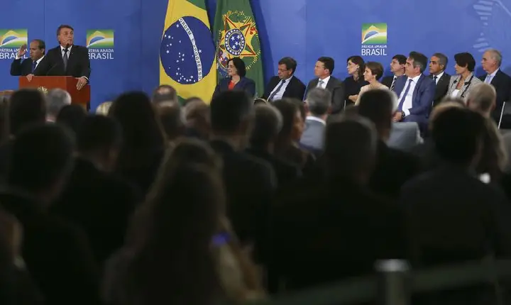 Novos ministros tomam posse no Palácio do Planalto