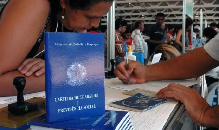 Rendimento do trabalhador cai 9,7% em um ano, diz IBGE