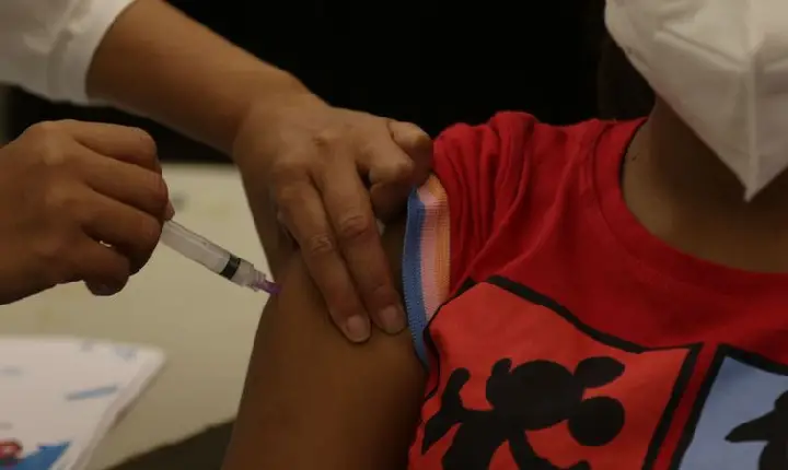 Rio reduz para 21 dias intervalo de doses da Pfizer para crianças