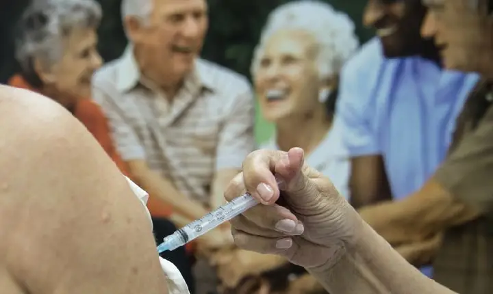Saúde recomenda segunda dose de reforço para idosos acima de 80 anos