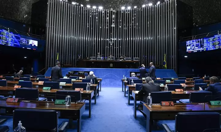 Senado aprova MP com piso permanente de R$ 400 para Auxílio Brasil