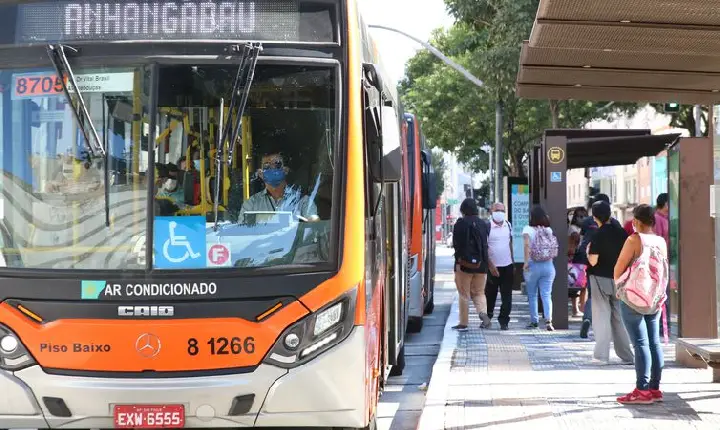 Uso de máscara deixa de ser exigido em locais fechados de São Paulo