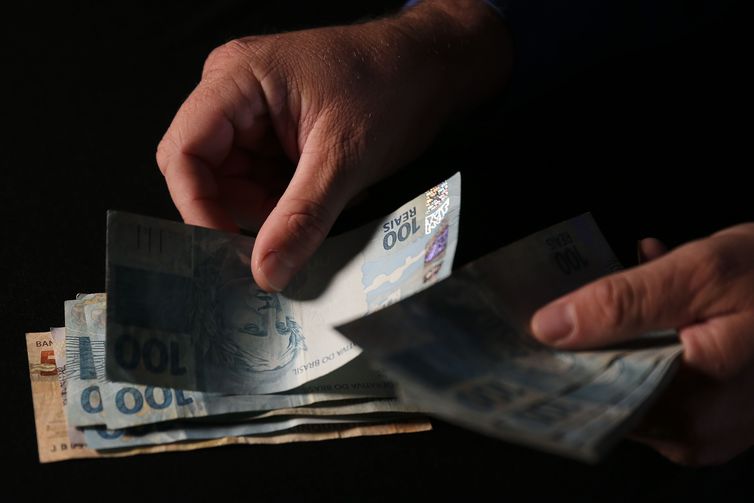Caixa paga Auxílio Brasil a beneficiários com NIS final 4