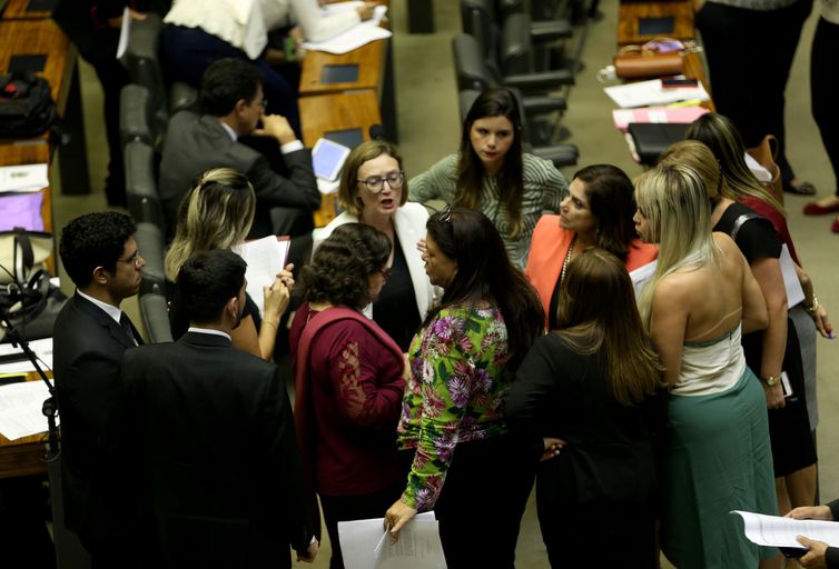 Comissão rejeita punição a partidos que não cumpriram cota mínima