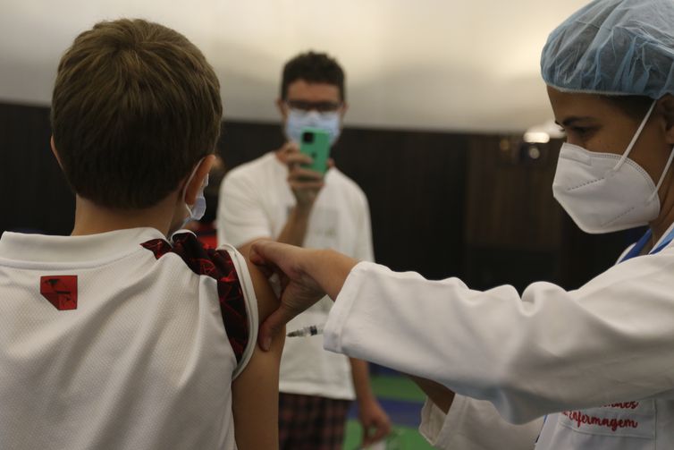 Comitê de combate à covid-19 no Rio defende vacina para todos