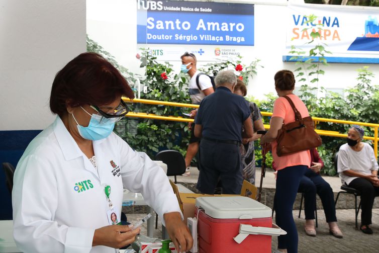 Covid-19: 4ª dose para idosos acima de 80 anos em SP começa na segunda