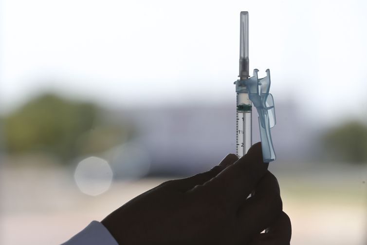 Covid-19: Rio aplica 4ª dose de vacina em idosos acima de 80 anos