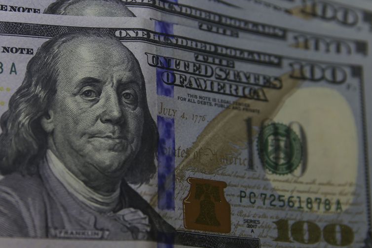 Dólar cai para R$ 4,84 e fecha no menor valor desde março de 2020