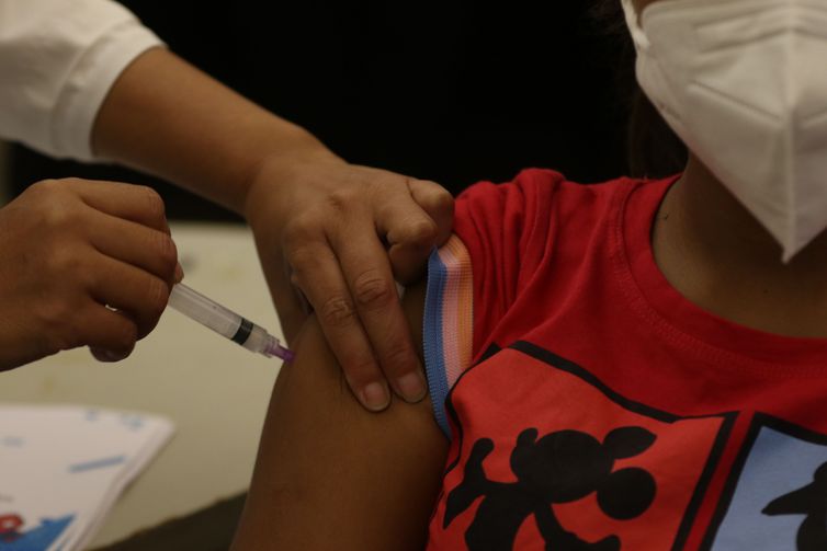 Fiocruz: vacinação infantil contra a covid-19 é o principal desafio