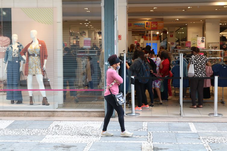 Intenção de consumo das famílias cresce pelo terceiro mês, diz CNC