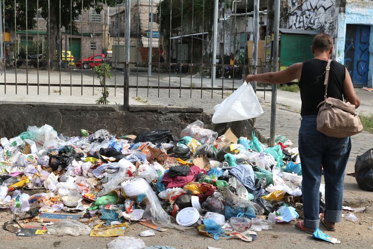Justiça impõe multa a sindicato pela greve dos garis do Rio de Janeiro