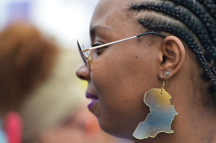 Negros e mulheres chefes de família são maiores vítimas da pandemia