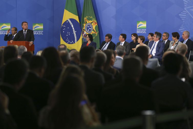 Novos ministros tomam posse no Palácio do Planalto
