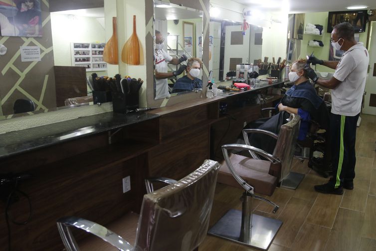 Setor de serviços recua 0,1% em janeiro, diz IBGE