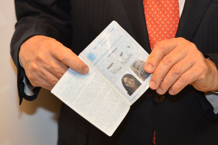 Taxa de desemprego fica em 11,2% em fevereiro