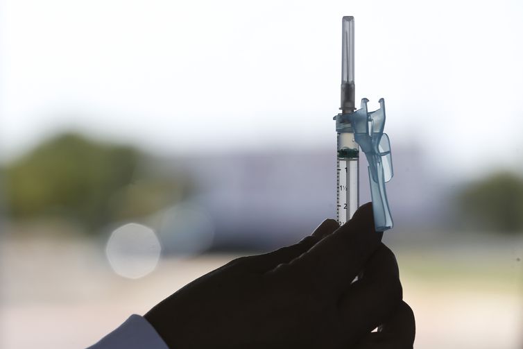 Covid-19: Brasil registra 30,3 milhões de casos e 662,5 mil mortes