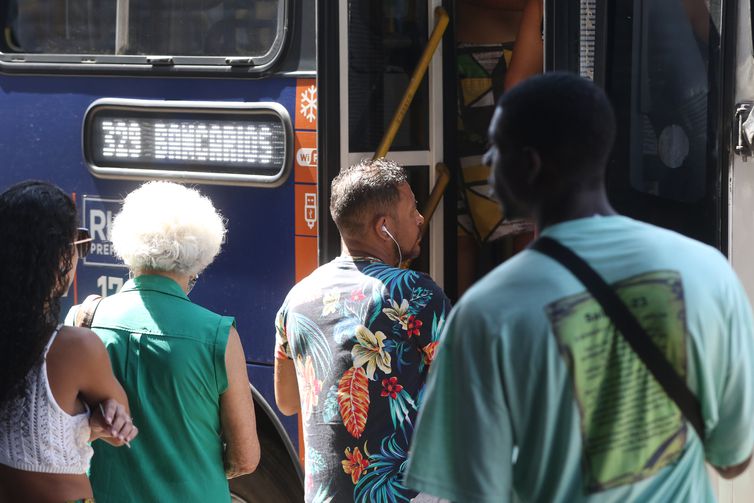 Covid-19: Brasil registra 30,3 milhões de casos e 662,6 mil mortes