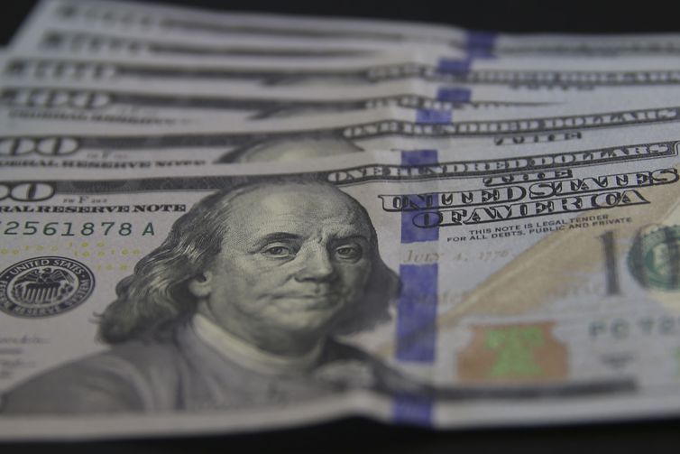 Dólar ultrapassa R$ 4,70 após divulgação de ata do Fed