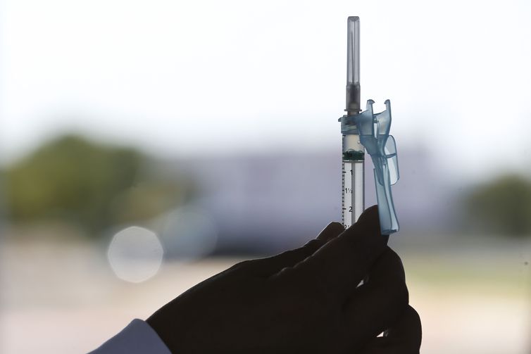 Fiocruz mostra importância da dose de reforço para combater covid-19