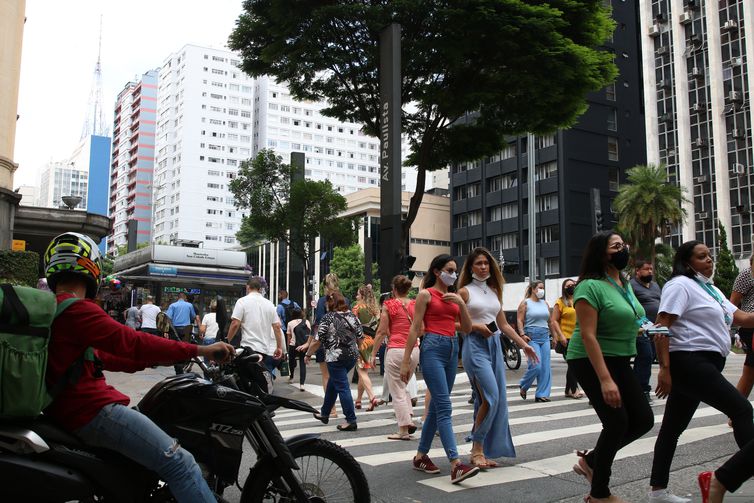 Fiocruz: terceira onda provocada pela Ômicron está terminando