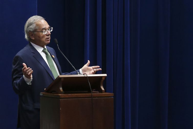 Ministro diz ser contra sanções e pede permanência da Rússia no FMI