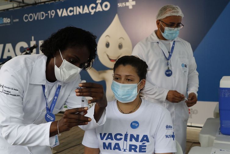 Mortes por covid-19 caem 77,3% no estado do Rio