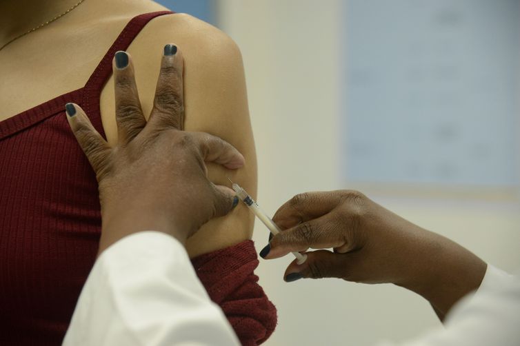 Covid-19: Brasil tem 21,6 mil novos casos e 137 óbitos