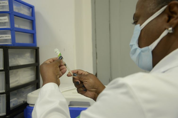 Covid-19: Rio aplica nova dose de reforço em quem tem 65 anos ou mais